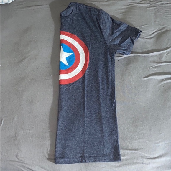 Captian America graphic tshirt - Picture 3 of 5